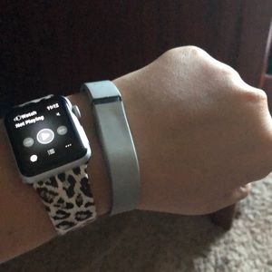 Silver fit bit normal sized! Case